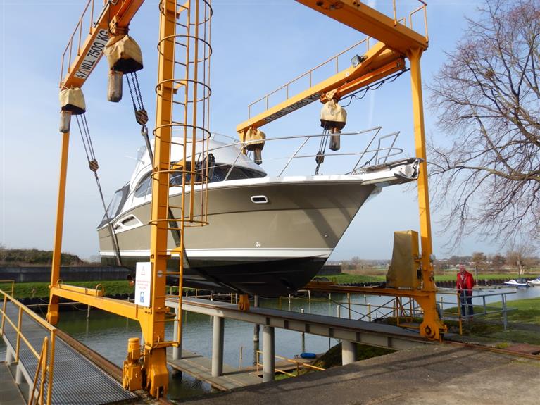 HISWA Purchase inspection Riviera 37 Flybridge - Roermond
